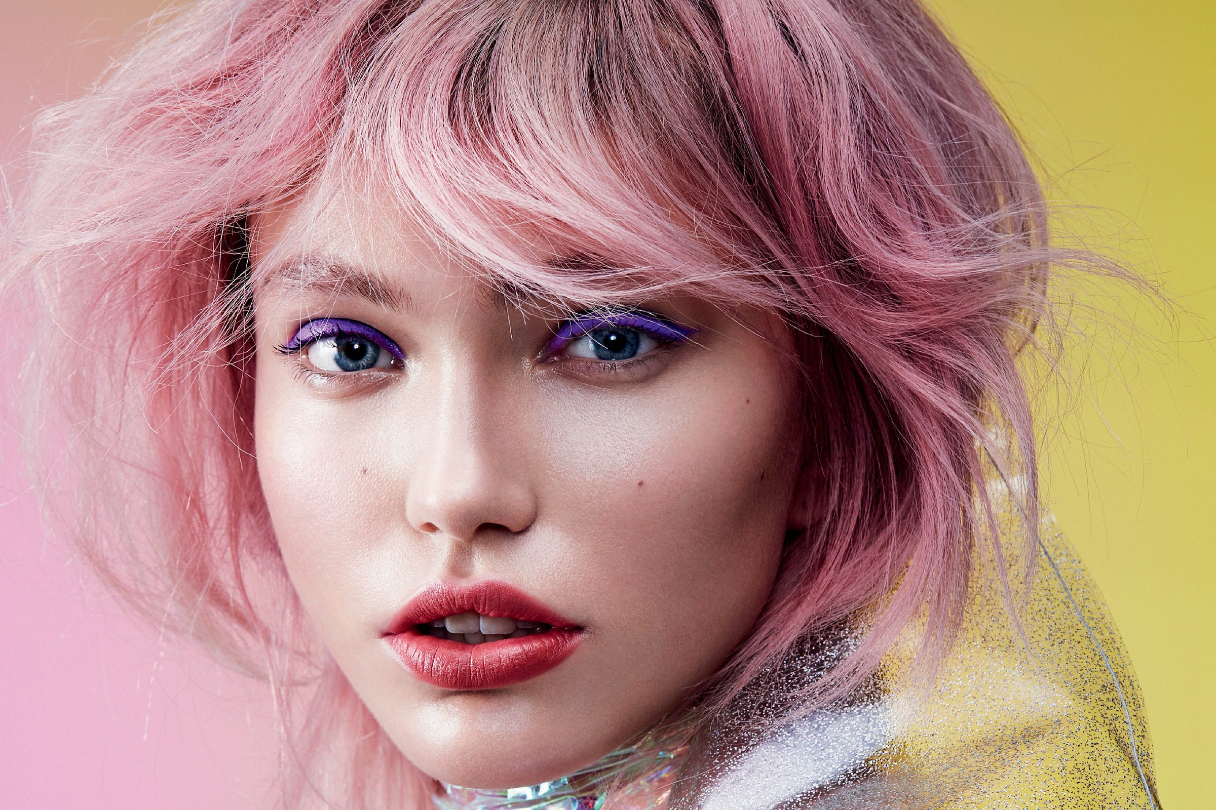 Teeez Fashion Vendetta campaign portrait, wide: pink hair, violet liner and red lips on a yellow to pink ground